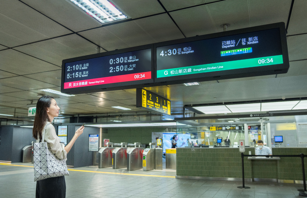 達擎TARTAN顯示器的特殊長條型比例非常適合空間與高度有限的大眾運輸場域應用，具備工業等級高品質、高亮度、高解析與高色彩飽和度等優勢，打造都會智能車站新風貌。