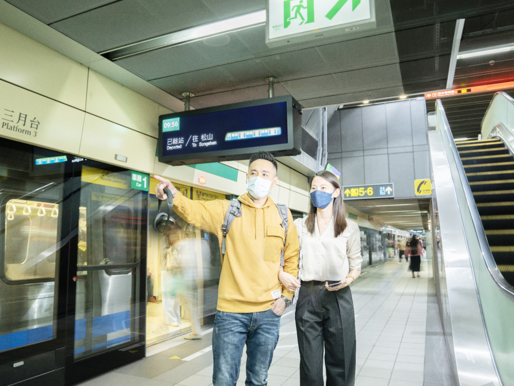 友達旗下達擎之客製化TARTAN顯示器，於台北捷運中山站亮相。以獨特長條型比例與高畫質特色，為台北捷運站帶來嶄新的都會車站風貌