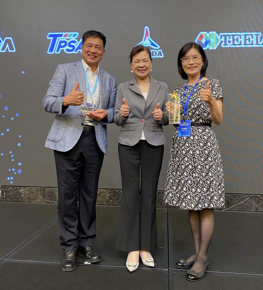 友達致力推動永續發展，於Touch Taiwan2024以3R策略貫穿Display、ESG展位實現綠色展覽目標之成果，Display展位獲綠色裝潢設計鑽質獎最高榮譽，ESG同獲金質獎殊榮。由經濟部長王美花（中）親自頒予友達光電董事長彭双浪（左）、友達光電永續長古秀華（右）