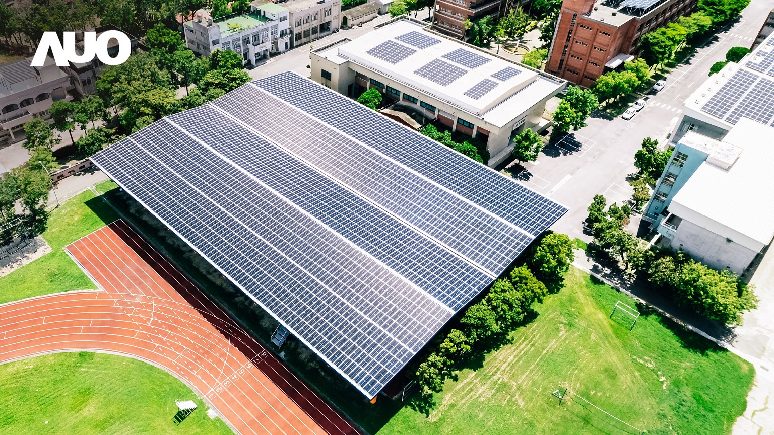 友達SunSteel光電整合型浪板具備快速安裝、輕量化優勢，可提升15%發電效能，通過國際IEC與國內VPC認證安全、防漏、耐候標準