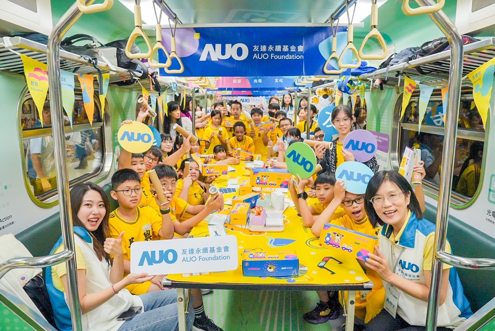 友達永續基金會響應國科會推動的「臺灣科普環島列車」正式啟航，透過「生活中的科學」車廂課程設計，展開為期6天巡迴全臺17個縣市、？32站的移動式科普之旅