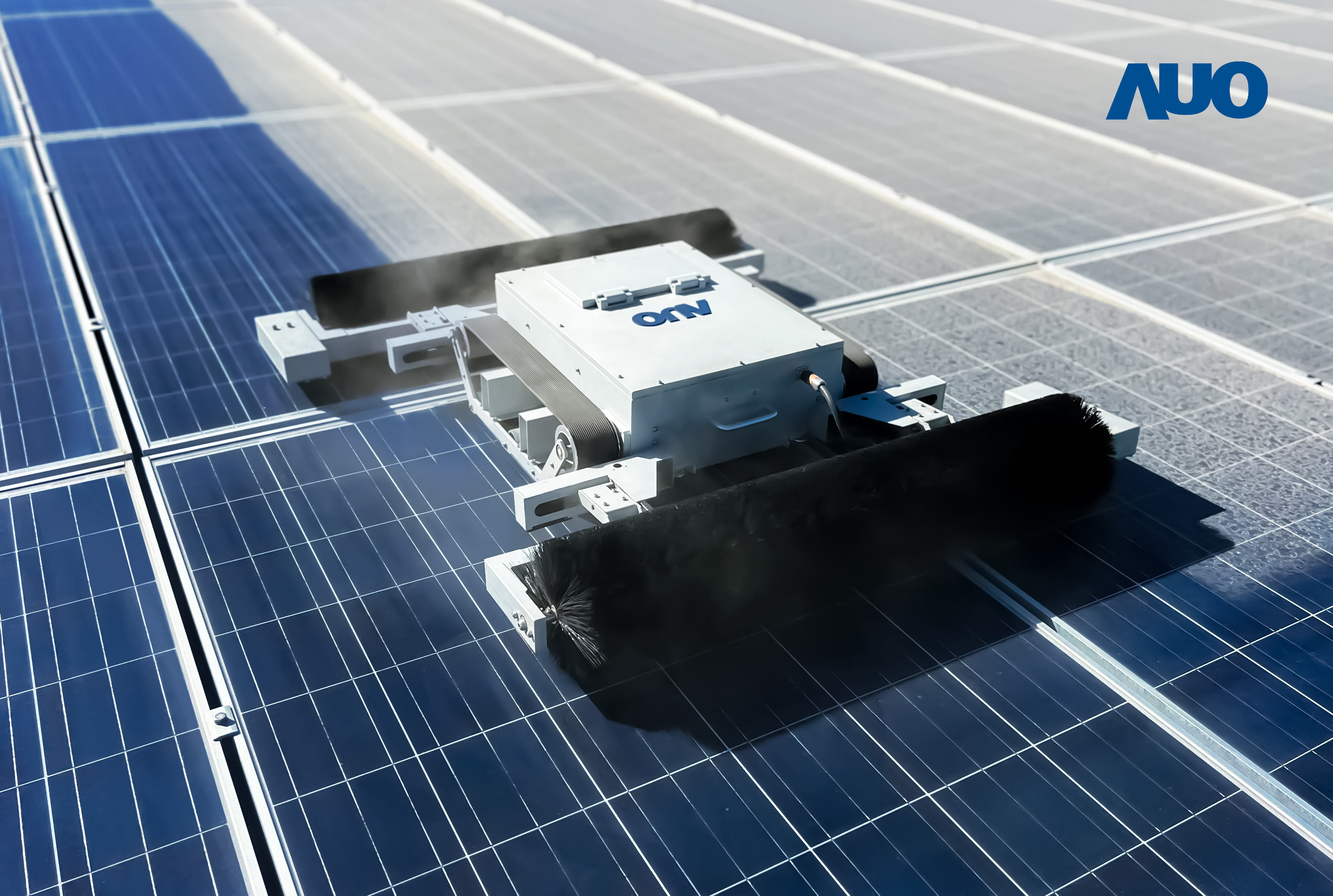 友達「太陽能模組清潔機器人SunCleanBots」，具輕量化、智慧化與高效率優勢，搭載全自動導航清潔模式，已應用於多個太陽能電廠場域，大幅提升太陽能模組使用壽命與效能並降低人力成本，獲台灣精品銀質獎