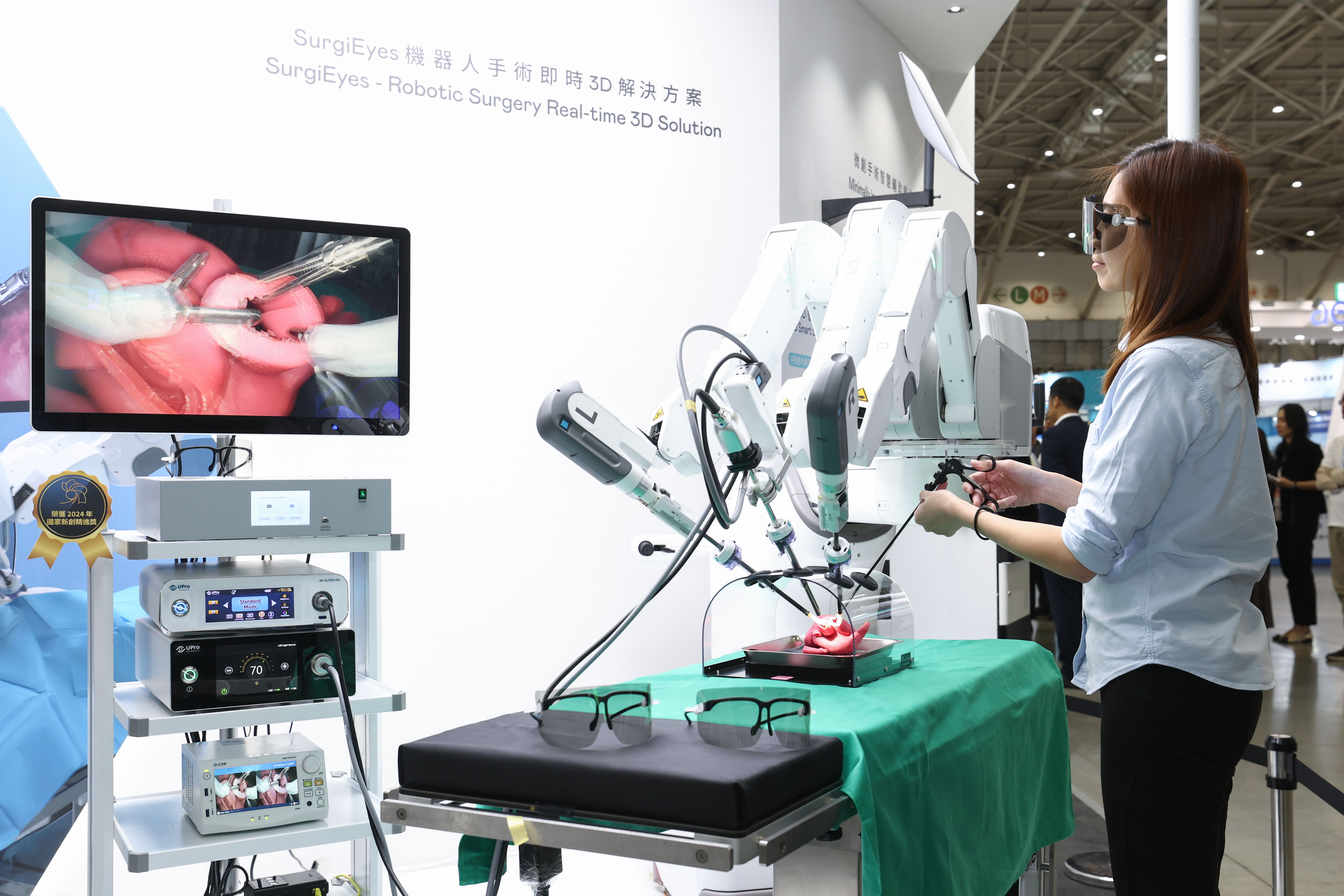 達擎以〝SurgiEyes機器人手術即時3D解決方案〞為核心，打造全方位的3D智慧手術影像平台，透過即時的影像串聯，連結手術室內、外跨場域的應用，協助醫師突破時空限制，為遠距醫療帶來更多的可能性