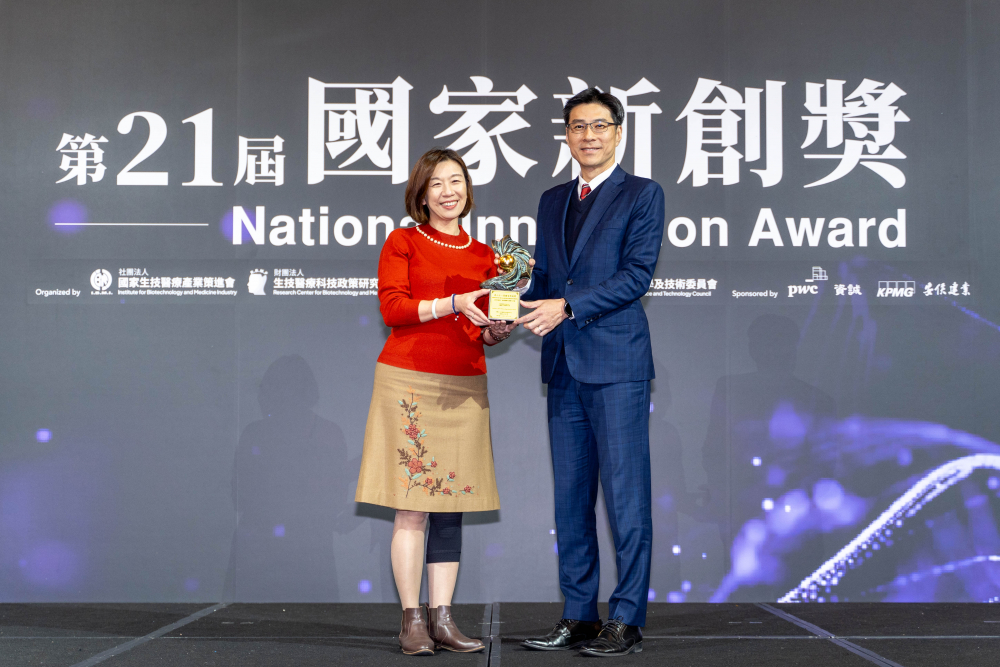 友達旗下子公司友達耘康與達擎分別以「中醫數位化檢測解決方案」及「寬視角3D醫療顯示器」獲得第二十一屆國家新創獎「智慧醫療與健康科技」類別的「企業新創獎」與「國家新創精進獎」兩項殊榮。圖左為衛生福利部政務次長林靜儀、圖右為友達光電智慧醫療事業群總經理廖世宏