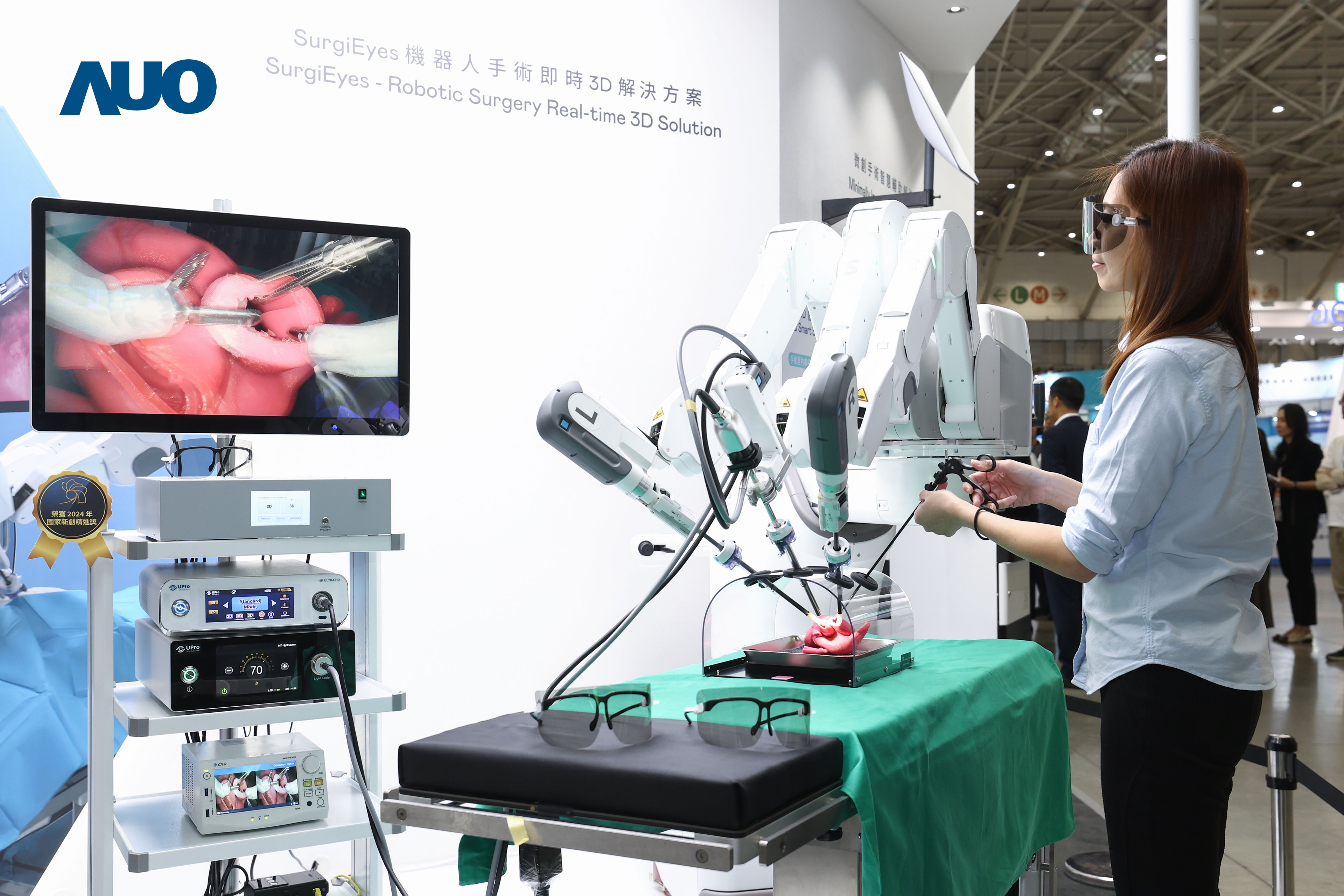達擎以領先的3D顯示技術推出「SurgiEyes機器人手術即時3D解決方案」，整合先進3D影像處理與獨家3D垂直寬視角、廣色域的顯示技術，手術團隊可即時同步主刀醫師視角看到清晰3D影像，提升溝通效率與安全性。