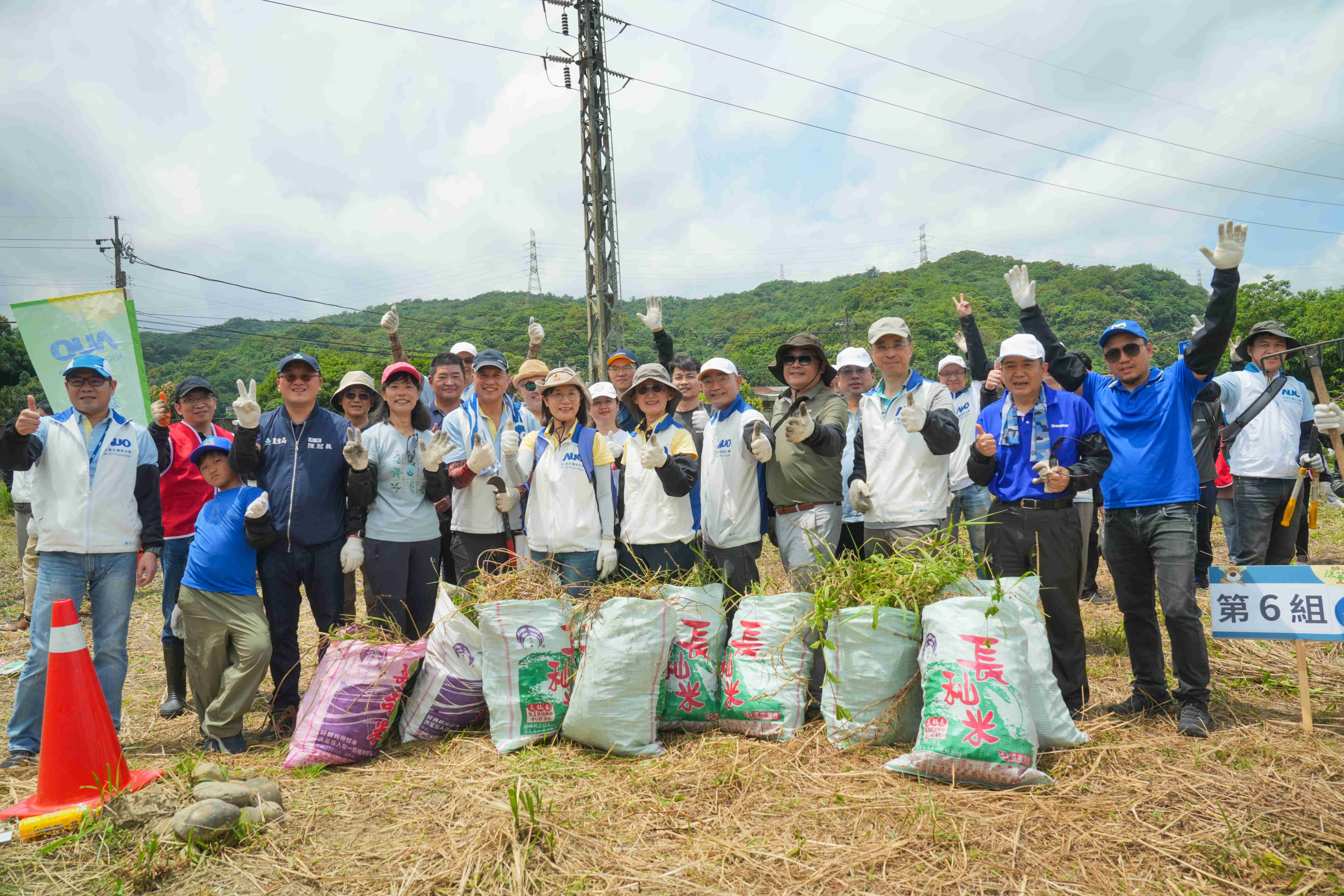 友達永續基金會今（17）日在桃園龍潭廠區舉辦「手護台灣綠色堡壘　Green Party除蔓生活節」，由友達光電暨友達永續基金會董事長彭双浪攜手政府、供應商等合作夥伴共同參與